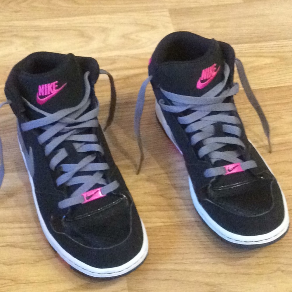 Nike youth 7 black and pink like new